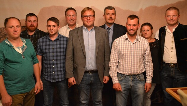 Harald Kohlberger (4.v.l.) liegt mit vielen Mitgliedern der FPÖ-Ortsgruppe St. Lorenz im Clinch. (Bild: FPÖ Bezirk Vöcklabruck)