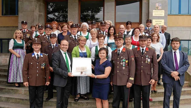 Die Delegation aus Großhartmannsdorf mit der Urkunde vor dem tschechischen Nationalarchiv. (Bild: Stranzl/zVg)