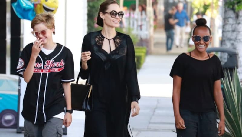 Angelina Jolie mit ihren Töchtern Zahara und Shiloh beim Shopping in Los Angeles (Bild: www.PPS.at)