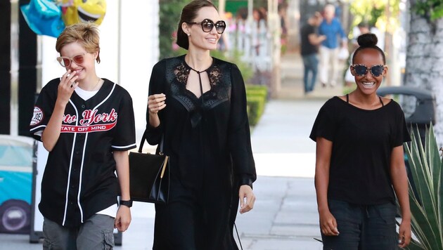 Angelina Jolie mit ihren Töchtern Zahara und Shiloh beim Shopping in Los Angeles (Bild: www.PPS.at)