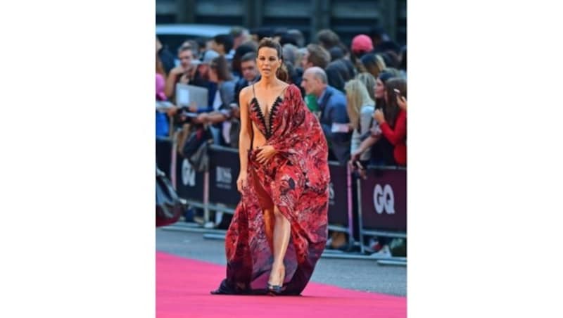 Kate Beckinsale legt in London einen umwerfenden Auftritt in einem rot-schwarzen Sarong-Kleid hin. (Bild: www.PPS.at)