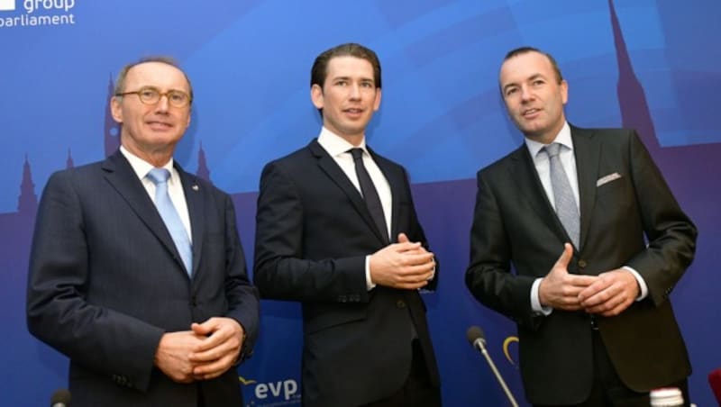 EU-Abgeordneter Othmar Karas, Bundeskanzler Sebastian Kurz und EVP-Chef Manfred Weber (v.l.) (Bild: APA/HANS PUNZ)