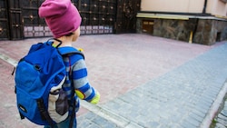Experten geben Tipps, wie man seine Kinder auf die Begegnung mit Fremden vorbereiten kann. (Bild: stock.adobe.com)
