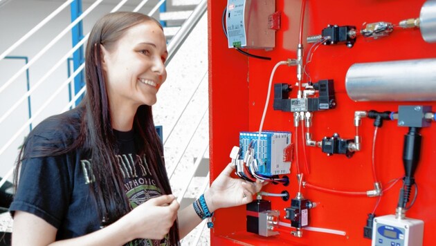 FH-Studentin Daniela Deutinger arbeitet akribisch am mobilen Höhengenerator (Bild: Sigmatek)