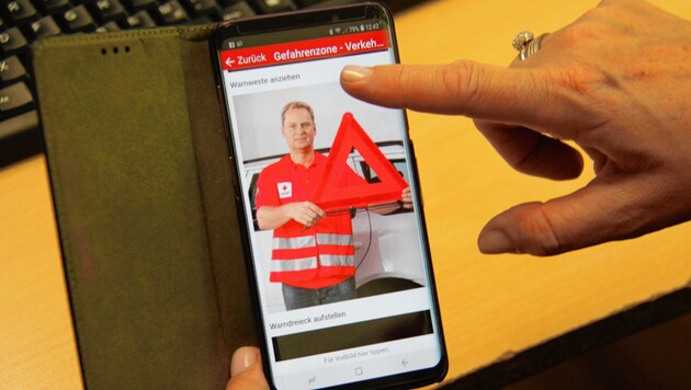 Eine App des Roten Kreuzes sagt uns genau, was wir im Ernstfall zu tun haben. Bei Kursen lernt man auch die lebensrettenden Handgriffe. (Bild: Jauschowetz Christian)
