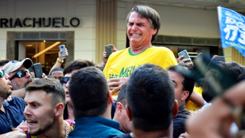 Jair Bolsonaro unmittelbar nach der Attacke (Bild: AP)