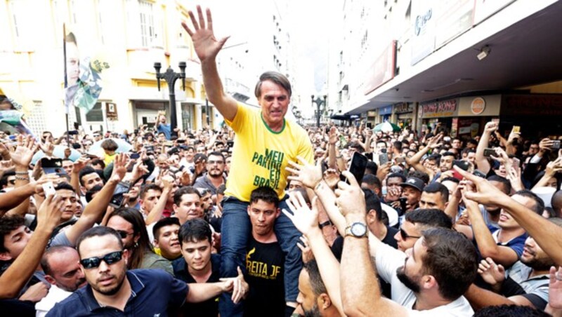 Vor dem Messerangriff genoss Bolsonaro noch das Bad in der Menge. (Bild: AP)