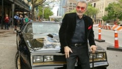 Burt Reynolds sitzt bei der Premiere des Films „The Bandit“ im März 2016 auf einem Pontiac Trans-Am mit dem Baujahr 1977. (Bild: Jack Plunkett / AP Invision / picturedesk.com)