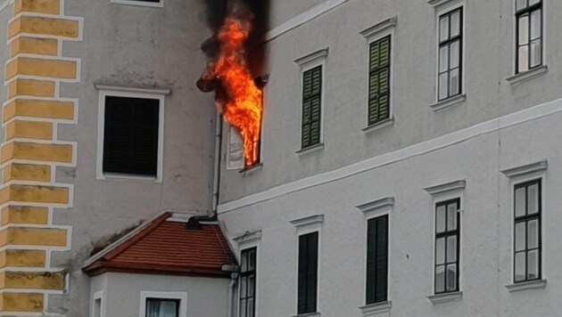 Aus diesem Schlossfenster schlugen beim Eintreffen der Feuerwehren bereits Flammen. (Bild: Reinhard Holl)