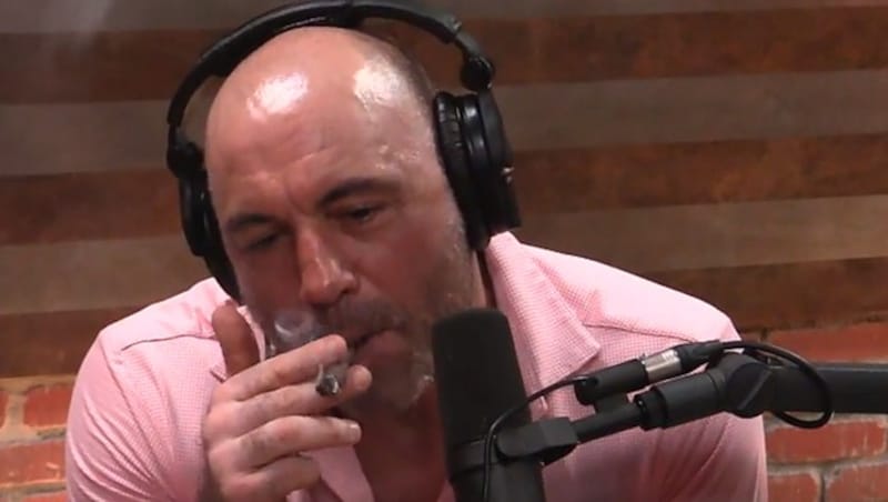 Auch Moderator Joe Rogan gönnte sich einen Zug. (Bild: YouTube.com/PowerfulJRE)