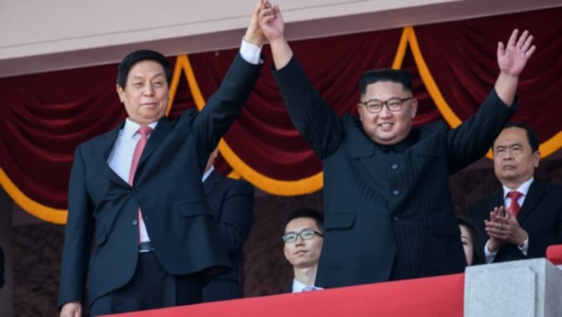 Kim Jong Un (rechts) mit Chinas Parlamentspräsident Li Zhanshu (Bild: AFP)