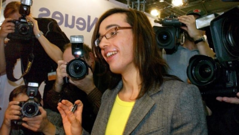 Umringt von Fotografen gibt „Superstar“ Daniel Küblböck 2003 auf der Frankfurter Buchmesse Autogramme. Damals brauchte er einen Sicherheitsdienst, um die Fans etwas auf Distanz zu halten. (Bild: dpa/dpaweb)