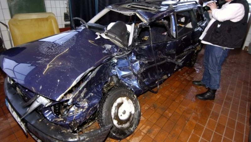 Das völlig demolierte Fahrzeug, in dem der Medienstar Daniel Küblböck 2004 schwer verletzt wurde (Bild: dpa/dpaweb)