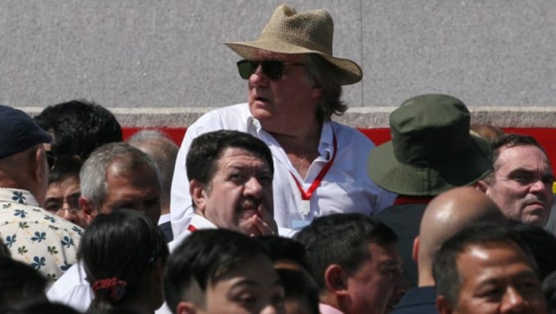 Gerard Depardieu bei der Militärparade zu Nordkoreas 70. Geburtstag (Bild: AFP)