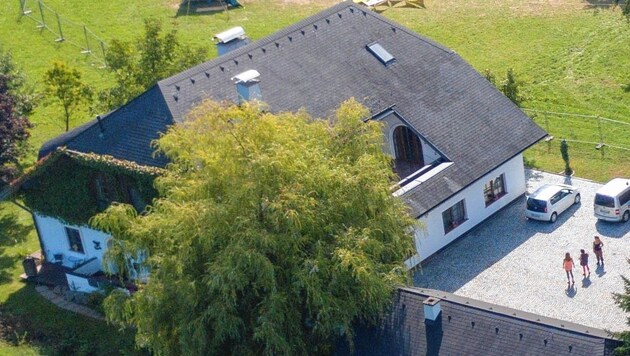 Von der Dachterrasse dieses Hauses stürzte die 18-Jährige in den Tod. (Bild: Daniel Scharinger)
