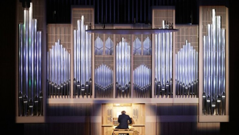 Martin Haselböck an der neuen Orgel im Brucknerhaus (Bild: Reinhard Winkler )
