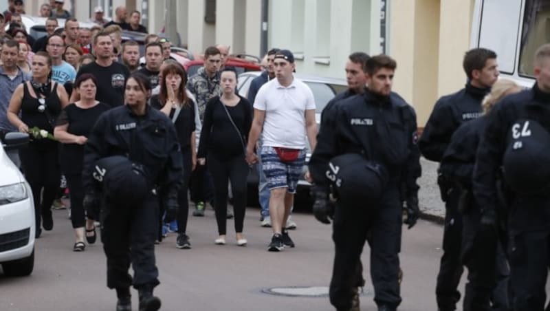 Rund 500 Menschen nahmen an einem Trauermarsch für den in Köthen ums Leben gekommenen 22-jährigen Deutschen teil. (Bild: AFP)