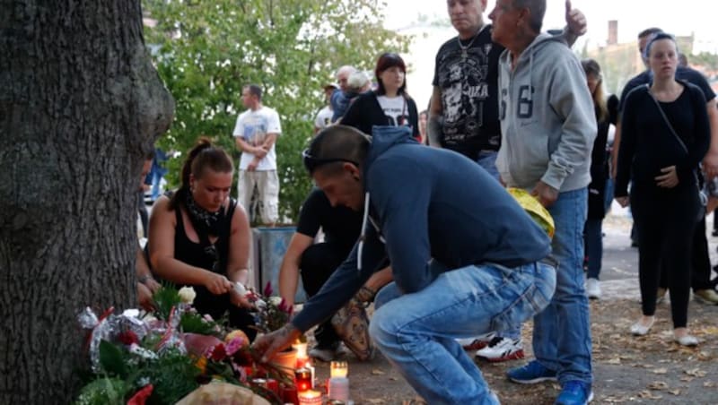 Am Tatort in Köthen legten Menschen Blumen nieder und zündeten Kerzen an. (Bild: AFP)