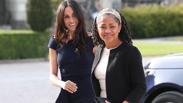 Herzogin Meghan und ihre Mutter Doria (Bild: AFP)