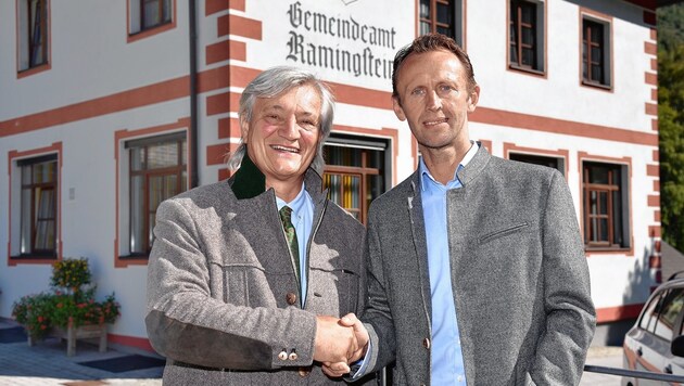 Leonhard Kocher (rechts), Wirt vom Jagglerhof, tritt bei der Bürgermeisterwahl 2019 als Spitzenkandidat und Nachfolger vom Bürgermeister Peter Rotschopf (links) an (Bild: ROLAND HOLITZKY)