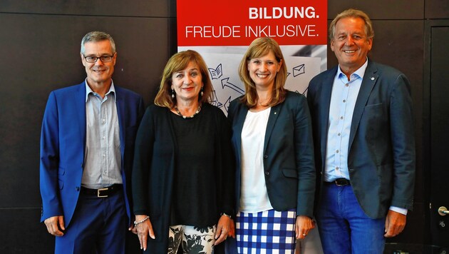 Anton Kern, Beate Palfrader, Karin Klocker und Erwin Zangerl (v.links) bei der Pressekonferenz im BFI Tirol. (Bild: Christof Birbaumer)