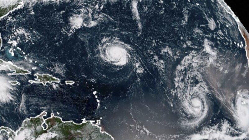 Hurrikan Florence wird von „Isaac“ und „Helene“ gefolgt (von links nach rechts) (Bild: AFP )