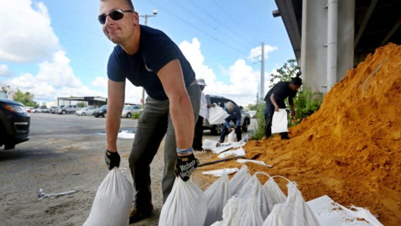 Sandsäcke sollen Gebäude vor Überflutungen schützen. (Bild: AP)