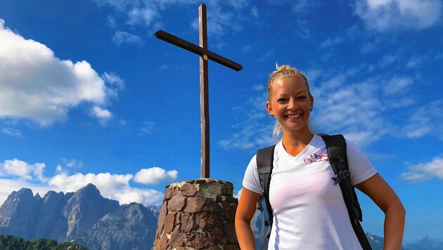 Geschafft! Melanie auf dem 1790 Meter hohen Monte Lussari-Gipfel. Im Hintergrund die Julischen Alpen. (Bild: Wallner Hannes/Kronenzeitung)