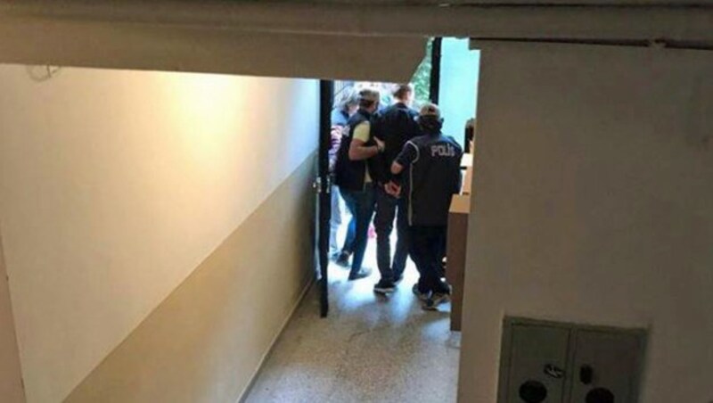 Der österreichische Journalist Zirngast bei seiner Verhaftung in der Türkei (Bild: twitter.com/re:volt Magazin)