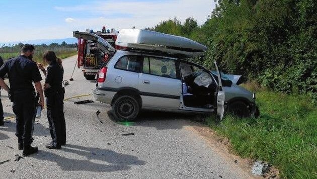 Der Lenker des Pkw starb nach einer Kollision mit einem Lkw in Feldkirchen (Bild: FF Feldkirchen bei Graz)