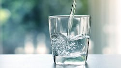 Um ein Glas Wasser zu fragen ist ein uralter Gauner-Trick (Bild: pinkomelet/stock.adobe.com)