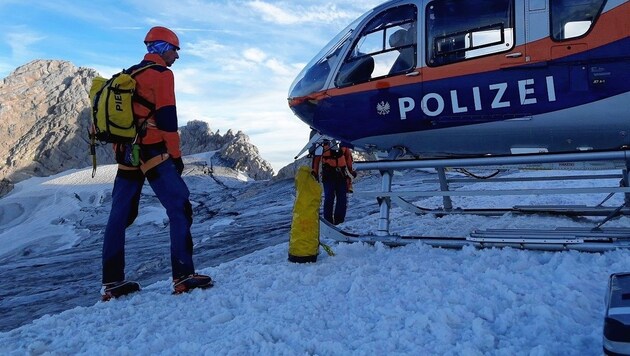 Die Bergrettung Hallstatt rettete den Mann aus der Gletscherspalte (Bild: Bergrettung Hallstatt)