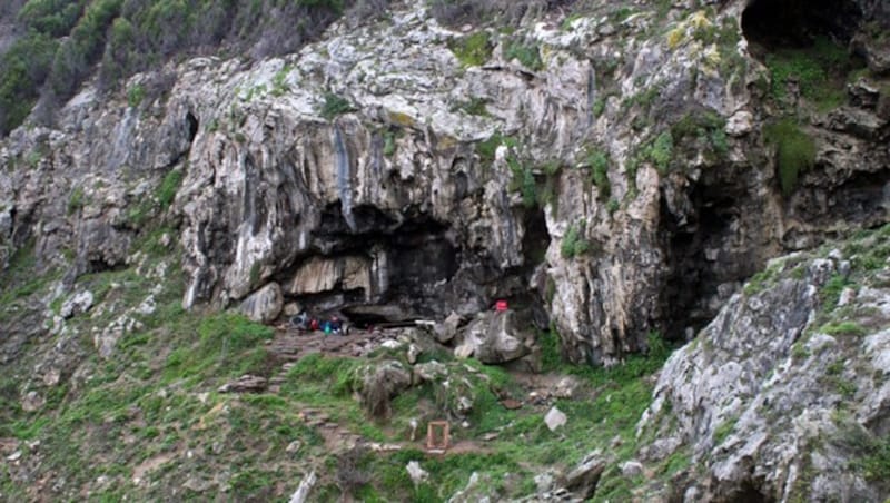 Ein Blick auf den Eingang zur Blombos-Höhle (Bild: Wikipedia/Vincent Mourre, Inrap (CC BY-SA 3.0))