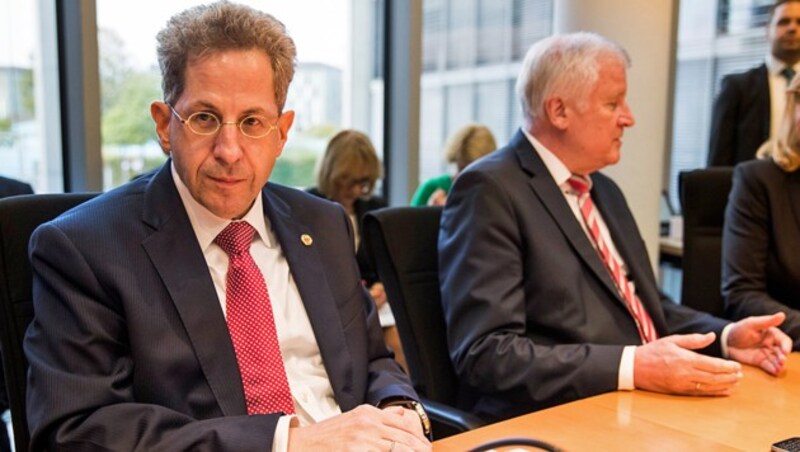 Innenminister Horst Seehofer stellt sich hinter den umstrittenen Verfassungsschutzpräsidenten Hans-Georg Maaßen (links). (Bild: APA/AFP/Odd ANDERSEN)