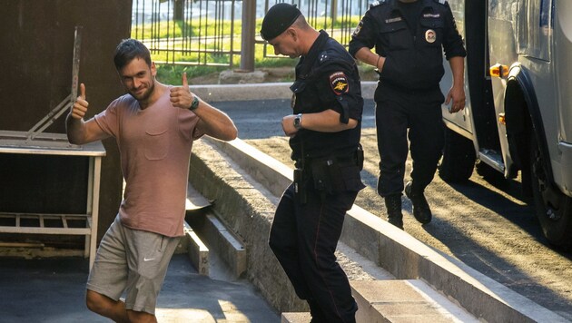 Pjotr Wersilow auf einem Foto vom 31. Juli 2018, als er zu einer Gerichtsverhandlung gebracht wurde (Bild: AP)