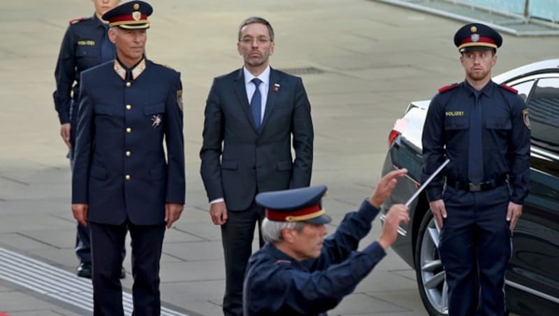 Die Ankunft von Innenminister Herbert Kickl wurde von der österreichischen und der europäischen Hymne begleitet. (Bild: AP)