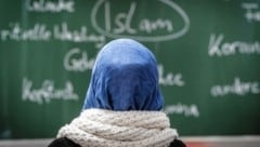 Die betroffenen Jugendlichen würden mit einem „Gefühl des Unbehagens und des Unverständnisses“ darüber berichten, dass ausschließlich muslimische Schüler an der Umfrage teilnehmen mussten, so die MJÖ. (Bild: APA/dpa/Frank Rumpenhorst)