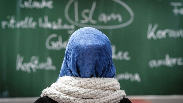 Die betroffenen Jugendlichen würden mit einem „Gefühl des Unbehagens und des Unverständnisses“ darüber berichten, dass ausschließlich muslimische Schüler an der Umfrage teilnehmen mussten, so die MJÖ. (Bild: APA/dpa/Frank Rumpenhorst)