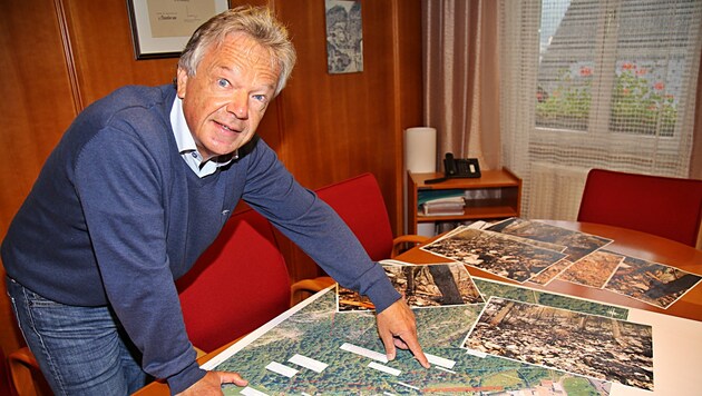 Bürgermeister Alexander Scheutz mit dem Plan zu den laufenden Arbeiten. (Bild: Marion Hörmandinger)