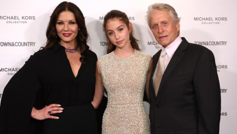 Catherine Zeta-Jones und Michael Douglas mit Tochter Carys Zeta Douglas (Bild: 2018 Getty Images)