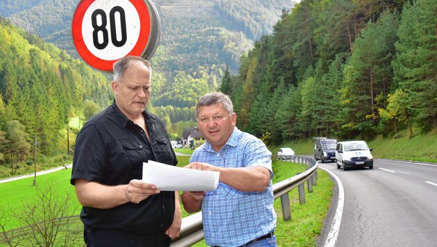 Der Wirt Josef Szegvari (links, mit Gemeinderat Florian Hirsch) brachte die Sache ins Rollen, denn nicht alle halten sich an die 80-km/h-Beschränkung. (Bild: Richard Heintz)