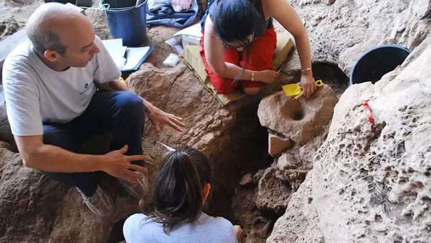 Das Forscherteam mit den steinzeitlichen Fundstücken (Bild: Haifa University/Dani Nadel)