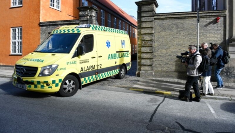 Ein Krankenwagen beim Verlassen des Gerichtsgebäudes in Kopenhagen (Bild: APA/AFP/Ritzau Scanpix/Tariq Mikkel Khan)