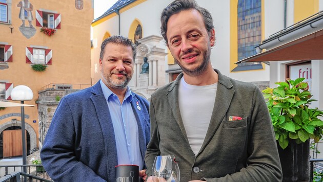 Thomas Ebner, Marketing-GF, und Stefan Pühringer (r.) mit dem für die WM produzierten Riedel Glas Tumbler „Big O Syrah“.
 (Bild: BERGER HUBERT)