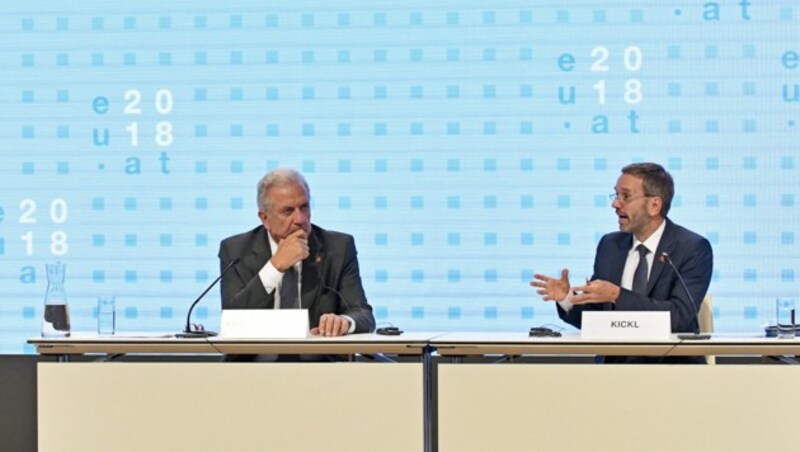 Österreichs Innenminister Herbert Kickl und EU-Kommissar Dimitris Avramopoulos bei der Pressekonferenz am Freitag (Bild: APA/HANS PUNZ)