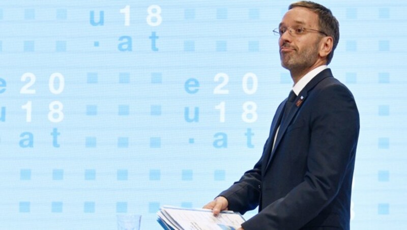 Österreichs Innenminister Herbert Kickl bei der Pressekonferenz am Freitag (Bild: APA/HANS PUNZ)