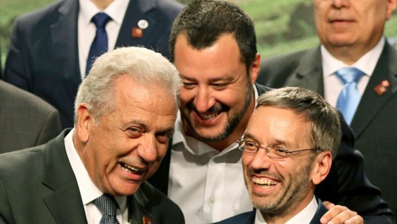 Matteo Salvini scherzt mit EU-Migrationskommissar Dimitris Avramopoulos und Innenminister Herbert Kickl während des Familienfotos, Jean Asselborn blieb diesem Termin nach seinem Ausraster fern. (Bild: AP)