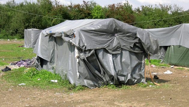 Plastikfetzen sollen die Bewohner des Camps vor dem Wetter schützen. (Bild: krone.tv)