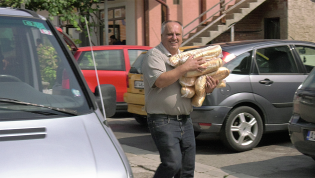 Asim Latić musste im Jugoslawien-Krieg selbst hungern. Jetzt versorgt er Migranten. (Bild: krone.tv)