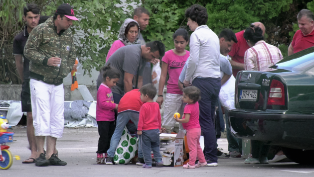 Die Bewohner vor Ort bringen Kleider für die Migranten ins Hotel Sedra. (Bild: krone.tv)